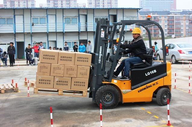 叉車專業8月份火熱報名中